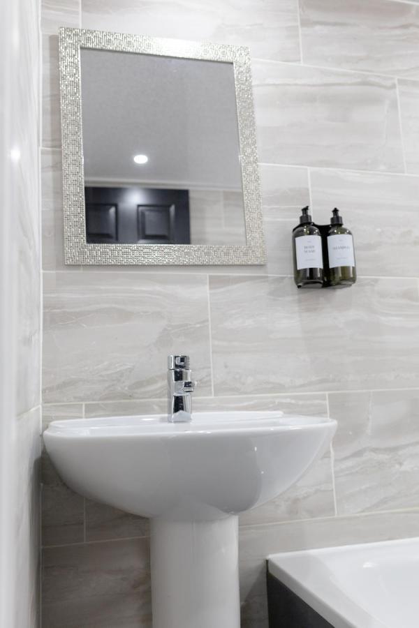 Chic Urban 2 Bedroom Apartments Cardiff Esterno foto